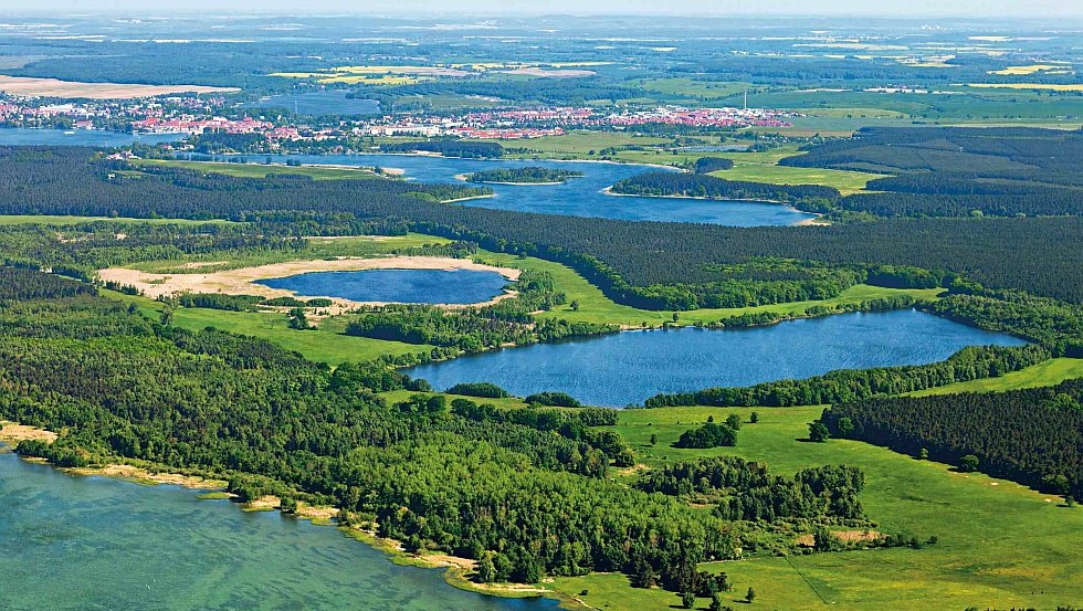 Zoveel blauw en groen – luchtfoto van het Müritz Nationalpark, © TMV/Steindorf-Sabath