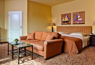 De 59 moderne en gezellige kamers in landelijke stijl zijn verdeeld over verschillende gasthuizen, © Seehotel Frankenhorst De 59 moderne en gezellige kamers in landelijke stijl zijn verdeeld over verschillende gasthuizen, © Seehotel Frankenhorst