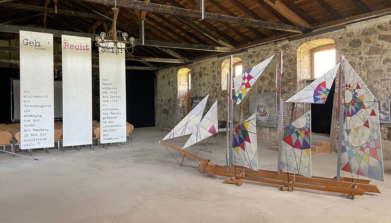 Sztuka Rainera Graßmucka i Klausa Bölhoffa (Subitow Galerie Klempenow) w ujeżdżalni w Schlossgut Broock, © Rainer Graßmuck