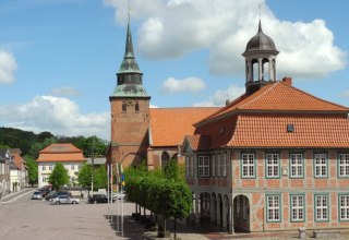 Boizenburg market with town hall and St. Mary's church // &copy; Stadtinformation Boizenburg/Elbe
