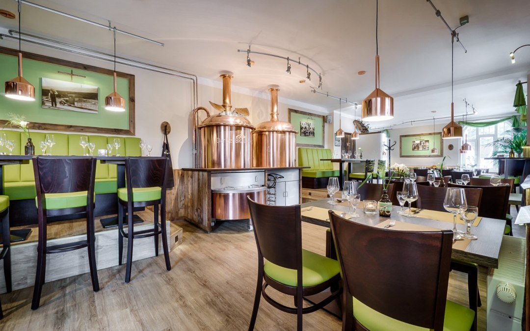 Geniet van je eten en drinken in de onmiddellijke nabijheid van de koperkleurige brouwketel en in een mooie en vriendelijke sfeer., © Darßer BRAUHAUS