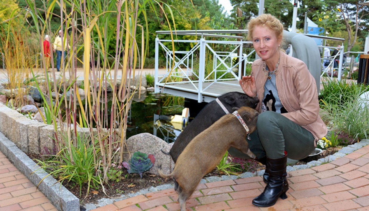 Eigenaresse Sabine Schlechter met haar gelukkige hotelvarkens Lulu & Roy, © Vineta Hotels