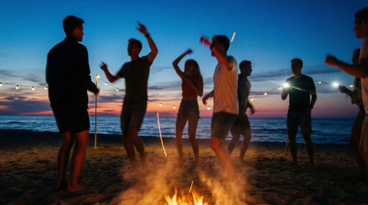 DJ set on the beach at sunset // &copy; KI-generiert