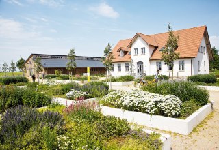 LandWert Hof Au&szlig;enaufnahme &ndash; Gutshaus // &copy; Friz Fischer . argus design . www. argus- design.com