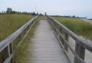 Beach access 4 via wooden jetty in Ahrenshoop // &copy; TV FDZ