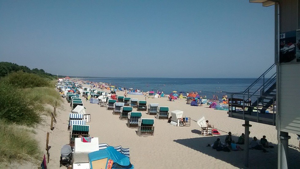 Wide sandy beach near the pier // &copy; MV-T/Fischer
