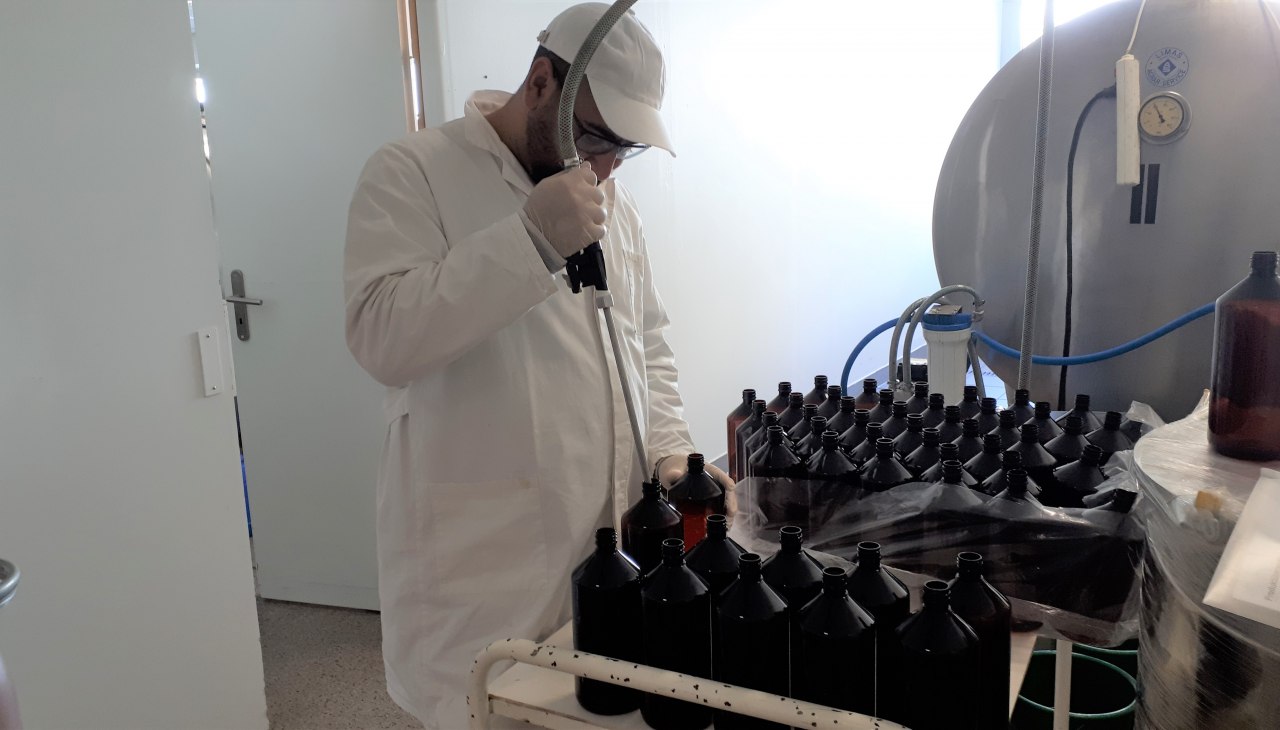 Kruidenbessen bottelen met de hand, © Ostsee-Probiotika GmbH Kruidenbessen bottelen met de hand, © Ostsee-Probiotika GmbH