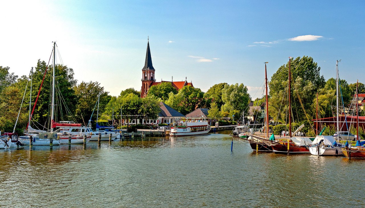 On the other side of the village, just a few hundred meters from the beach, the newly designed Boddenhafen-web, © Voigt & Kranz UG