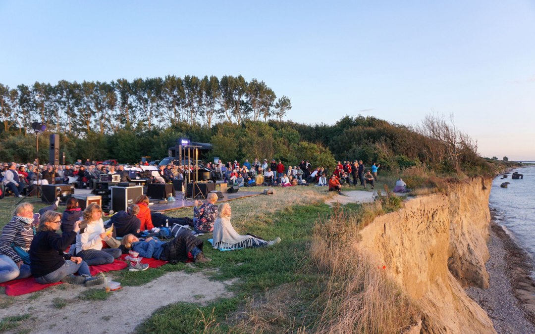 Slotconcert van de concertreeks "Naturklänge" 2017 op de Hohe Ufer tussen Ahrenshoop en Wustrow, © Kurverwaltung Ahrenshoop · Foto Désirée Holzerland