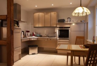 Unterfahrbare K&uuml;che in der barrierefreien Ferienwohnung in Dierhagen // &copy; Martin Schweitzer