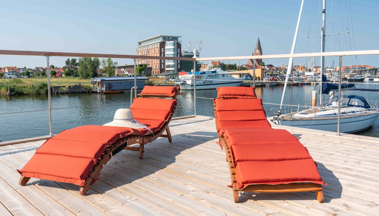 Uitzicht vanaf het zonnedek over de haven van Barth, © Stern Hausboot