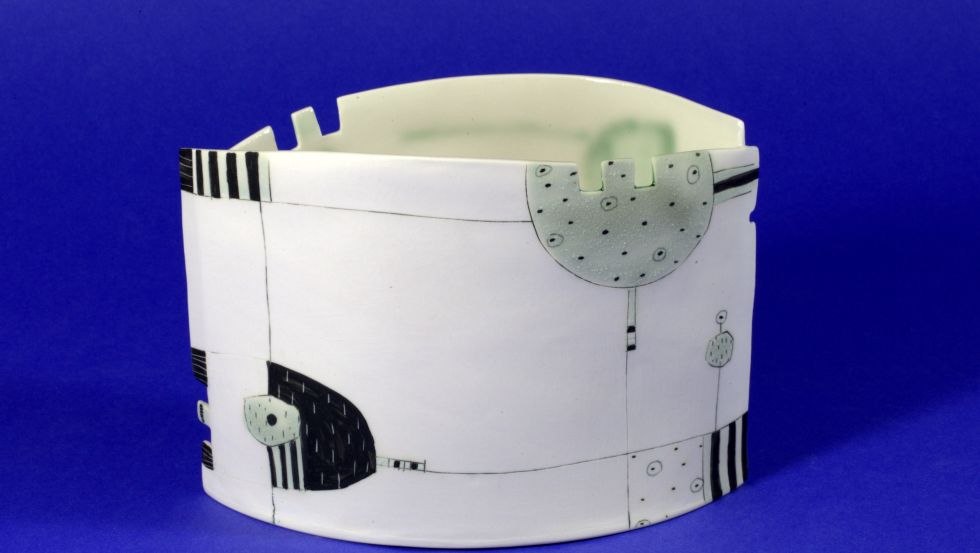 Oval porcelain vase, free structure and incised decoration, © Jörg Mücket Oval porcelain vase, free structure and incised decoration, © Jörg Mücket