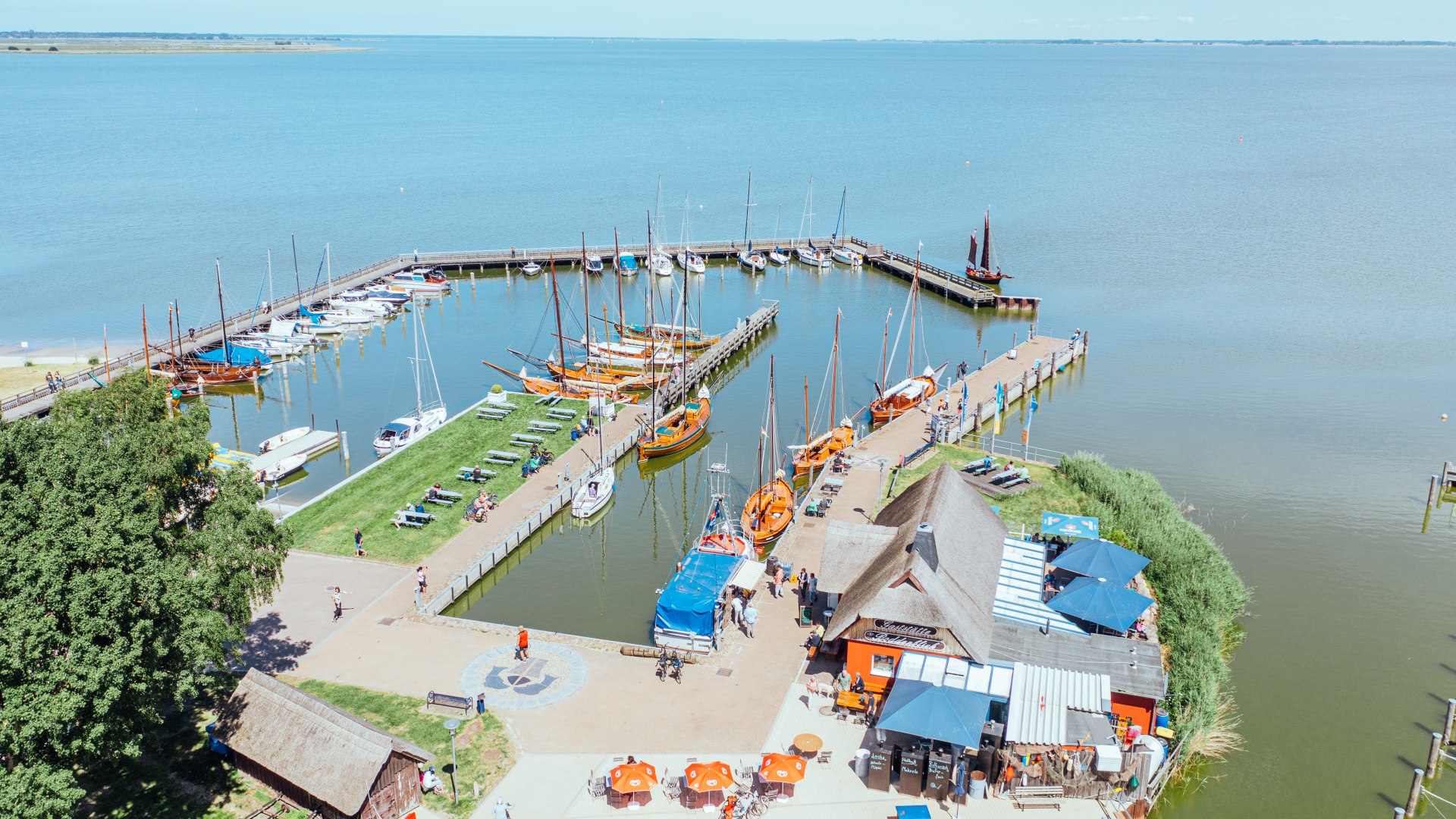 Starannie zacumowane Zeesboaty czekają na pasażerów., © TMV/Gänsicke