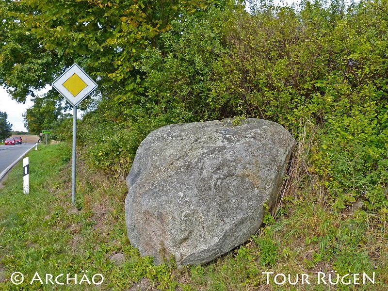 een deksteen van de megalithische graftombe "Fliederbusch" direct aan de weg tussen Putbus en Vilmnitz, © Archäo Tour Rügen