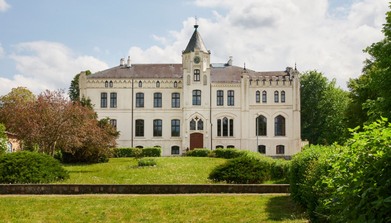 Dwór w Viecheln, zbudowany w 1869 r. w neogotyckim stylu Thurdor, © Till Kleine-Möller