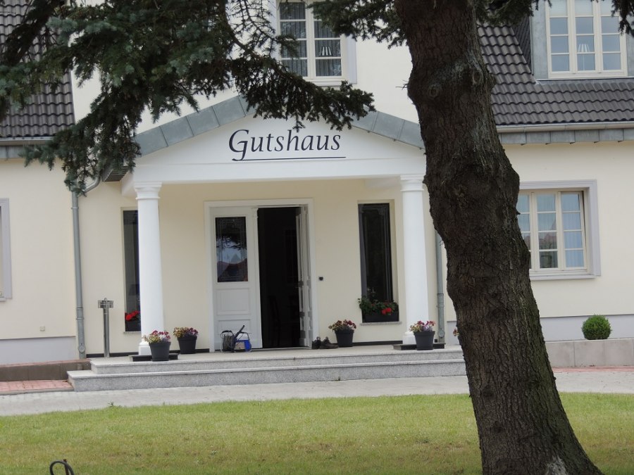 Zicht op de ingang van het landhuis, © Kurverwaltung Insel Poel