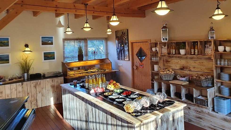 Every day there is a rich breakfast buffet in the courtyard caf&eacute;, &copy; Alte Pommernkate GmbH