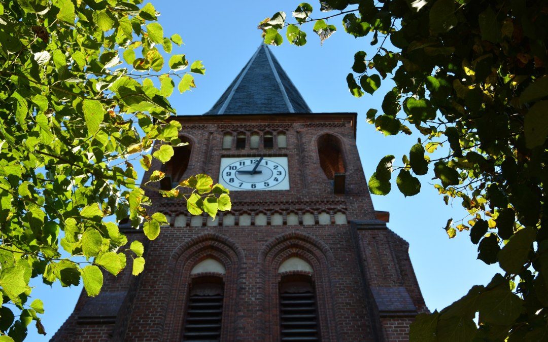 Widok na zegar kościelny kościoła wiejskiego w Sukowie, © Foto: Karl-Georg Haustein