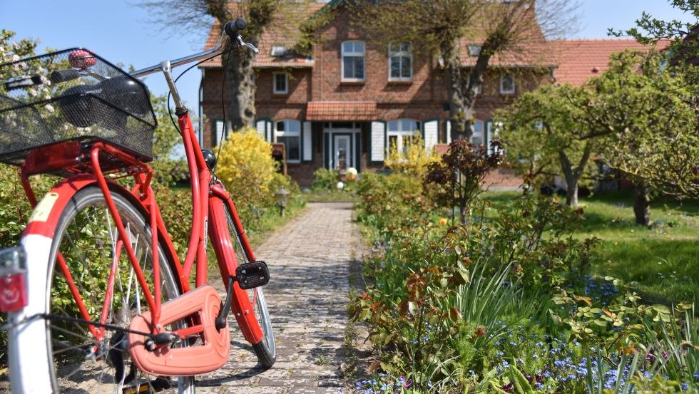 Różana ścieżka do wejścia do wakacyjnego raju, © N.Hübner