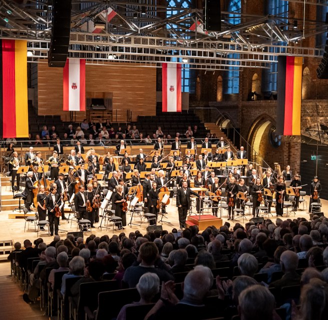 Neubrandenburger Philharmonie spielt anl&auml;sslich des Tag des Deutschen Einheit in der Konzertkirche // &copy; Vier-Tore-Stadt Neubrandenburg