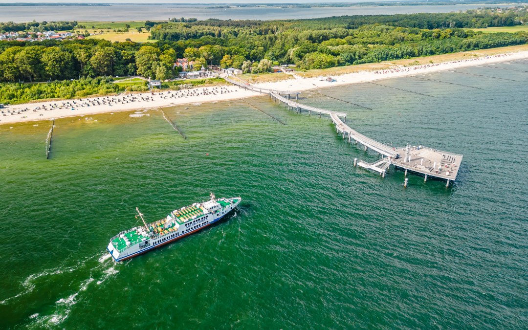 The "MS" Vineta from the fleet of Adler ships is heading for the Koserow pier on Usedom., © Sven Lewerenz