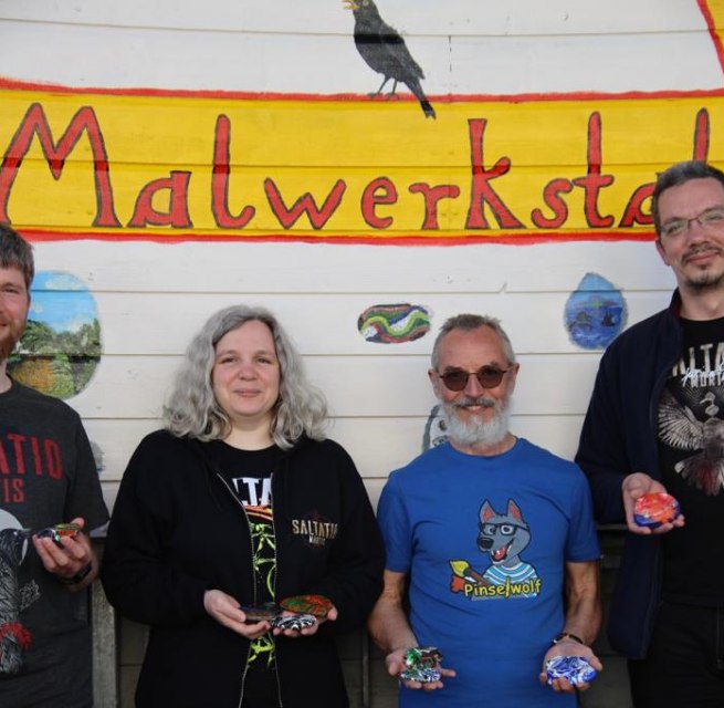 Group photo of the Creative Saturday participants with their finished work - magical lucky stones. // &copy; MV-Kunst Galerie am Mammutbaum