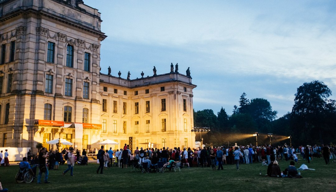 Widok na plenerowy "Mały festiwal w dużym parku" w Ludwigslust. // © MV-T/Roth Widok na plenerowy "Mały festiwal w dużym parku" w Ludwigslust. // © MV-T/Roth