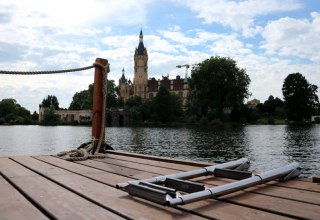 Bewonder het prachtige kasteel in Schwerin vanaf de waterkant // © MV-T/S. H. Witzel Bewonder het prachtige kasteel in Schwerin vanaf de waterkant // © MV-T/S. H. Witzel