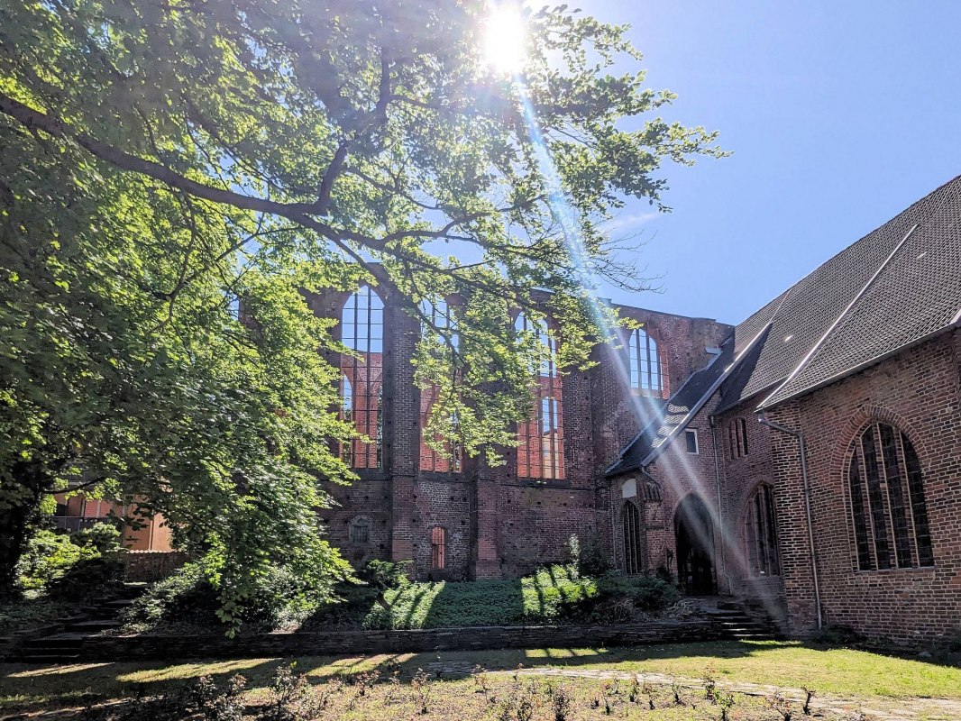 Johannisklsiter in the sunshine and rose garden in the foreground.
Beginning of May // © HANSESTADT Stralsund Johannisklsiter in the sunshine and rose garden in the foreground.
Beginning of May // © HANSESTADT Stralsund