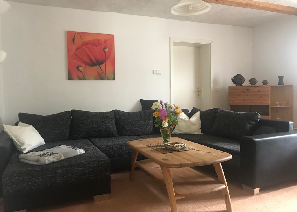 You sitting area in the living room offers plenty of space for social evenings, © Ines Mante