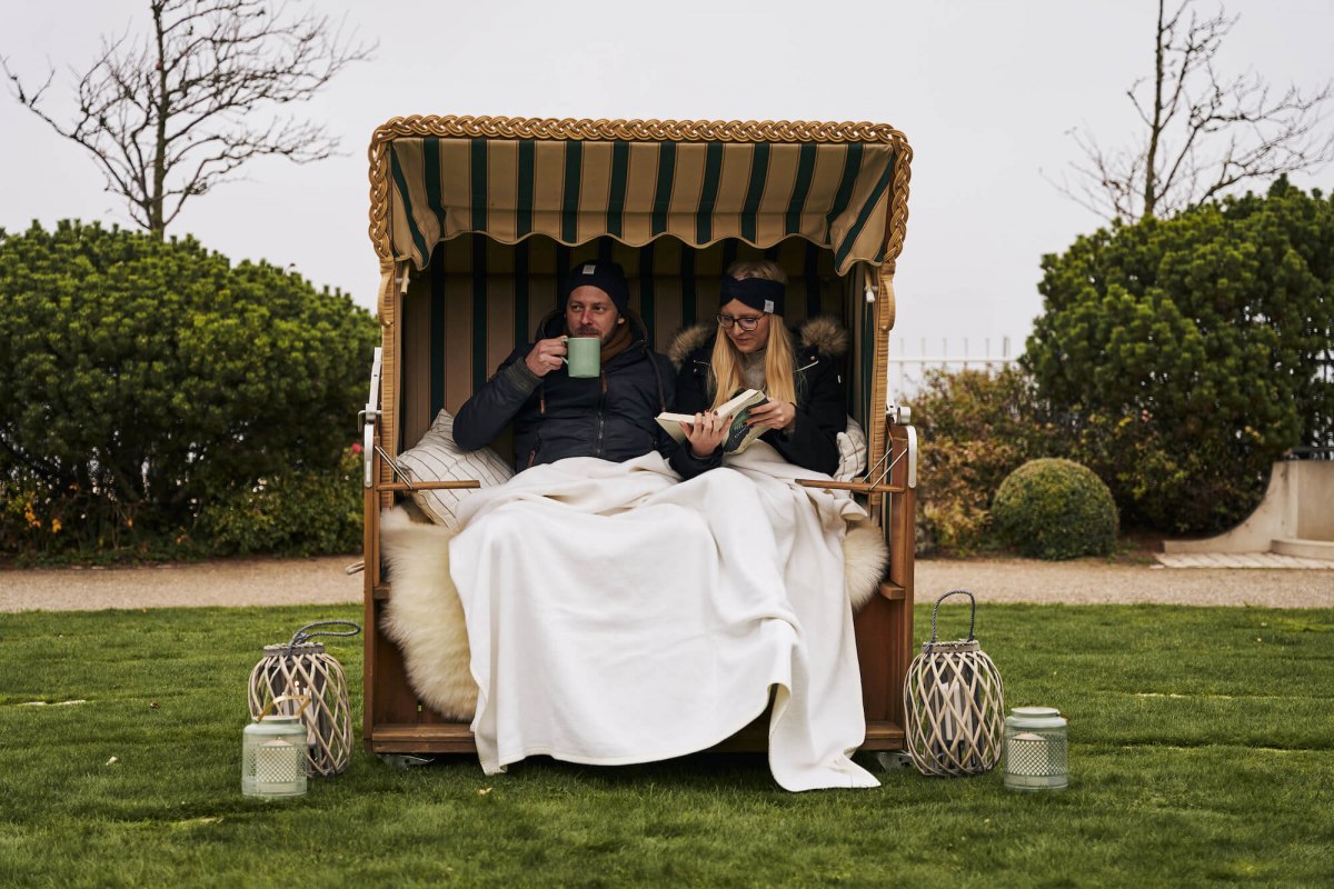 paar-im-strandkorb-fell-garten-kerzen-frontal-ostseehotel-kuehlungsborn, &copy; Arne Nagel