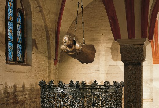 De Zwevende Man van Ernst Barlach tentoongesteld in de kathedraal van Güstrow. De sculptuur hangt aan het plafond en zweeft dus op hoofdhoogte.
