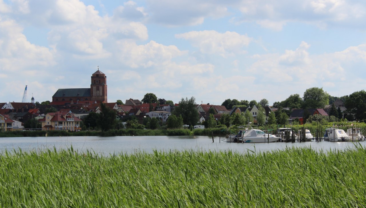 Stadsgezicht Wolgast - Dreilindengrund aan de rivier de Peene, © tvv@bock.de Stadsgezicht Wolgast - Dreilindengrund aan de rivier de Peene, © tvv@bock.de