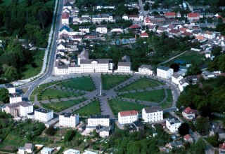 Circus Putbus is surrounded by white classicist buildings in the traffic circle. In the center stands the 19 m high obelisk., &copy; Tourismuszentrale R&uuml;gen