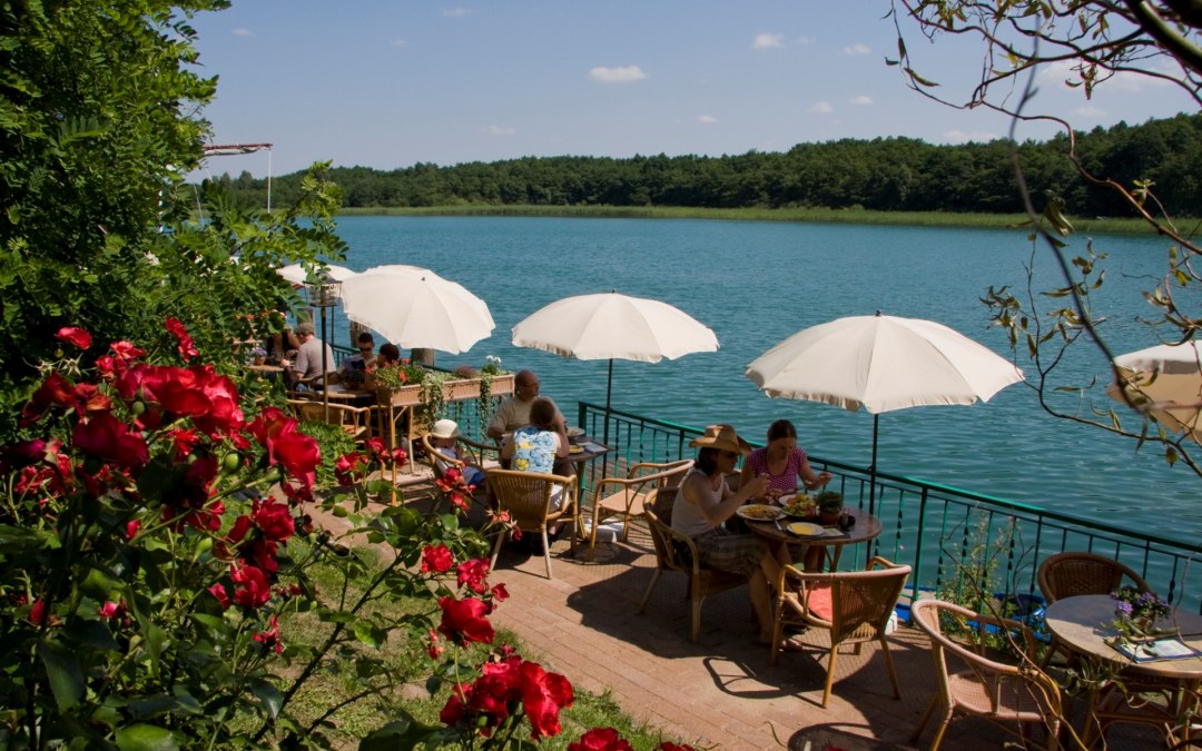 Uitzicht op het water vanaf het terras aan het meer, © Altes Zollhaus