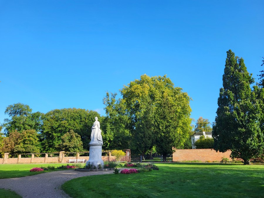 Widok na Pomnik Aleksandryjski i Zielony Dom w ogrodach pałacowych w Schwerinie, © Tourismusverband Mecklenburg-Schwerin Widok na Pomnik Aleksandryjski i Zielony Dom w ogrodach pałacowych w Schwerinie, © Tourismusverband Mecklenburg-Schwerin