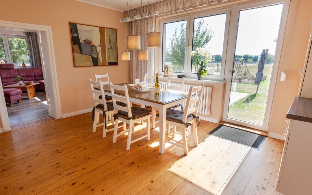 Apartment kitchen with a view of the garden, © North in Motion