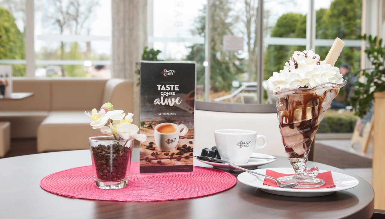 Naast ijs en taart serveren we ook lichte snacks; in de zomer serveren we die ook graag op het terras met uitzicht op het meer., © S. Hommel Naast ijs en taart serveren we ook lichte snacks; in de zomer serveren we die ook graag op het terras met uitzicht op het meer., © S. Hommel