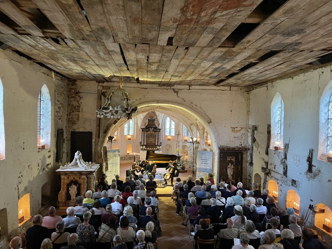 Chamber music by the sea 2025 // © Freundeskreis Kirche zu Landow e.V. Chamber music by the sea 2025 // © Freundeskreis Kirche zu Landow e.V.