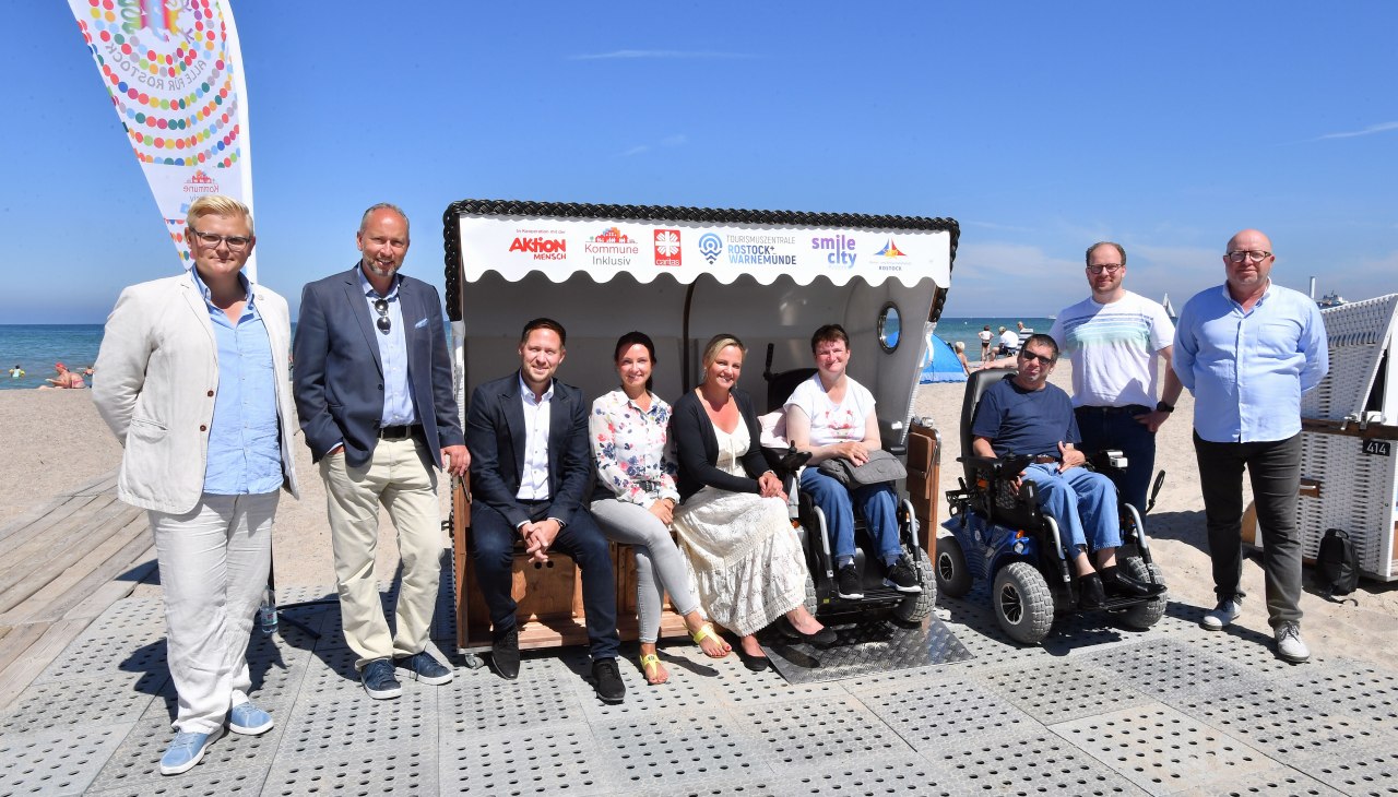 Krzesło plażowe bez barier przy wejściu na plażę nr 10, &copy; Joachim Kloock