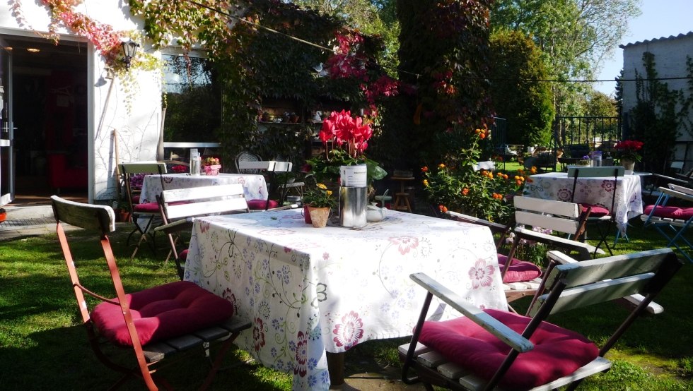 Straatbeeld van Blumencafé Rügen, kijkend naar de idyllische tuin, © Blumencafé Rügen