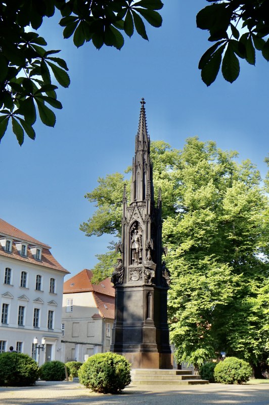 Het Rubenow Monument staat op de Rubenowplatz voor het hoofdgebouw van de universiteit van Greifswald. // © Gudrun Koch Het Rubenow Monument staat op de Rubenowplatz voor het hoofdgebouw van de universiteit van Greifswald. // © Gudrun Koch