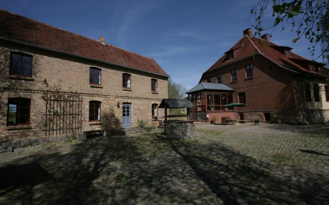 Binnenplaatszicht van de waterburcht van Liepen, © Hahn