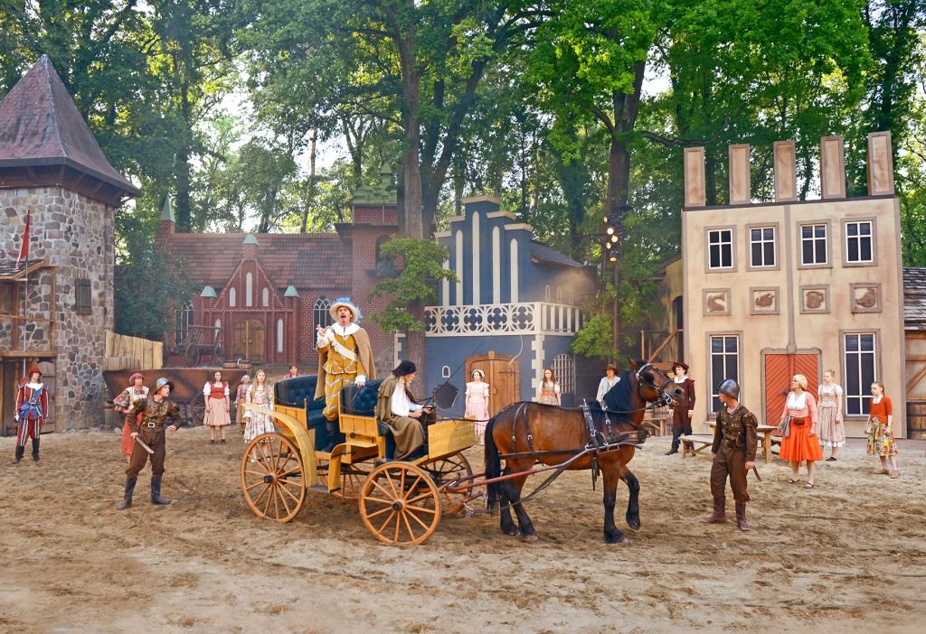 Spektakl teatralny sagi z Müritz na scenie plenerowej w Waren (Müritz) // © Müritz-Saga Spektakl teatralny sagi z Müritz na scenie plenerowej w Waren (Müritz) // © Müritz-Saga