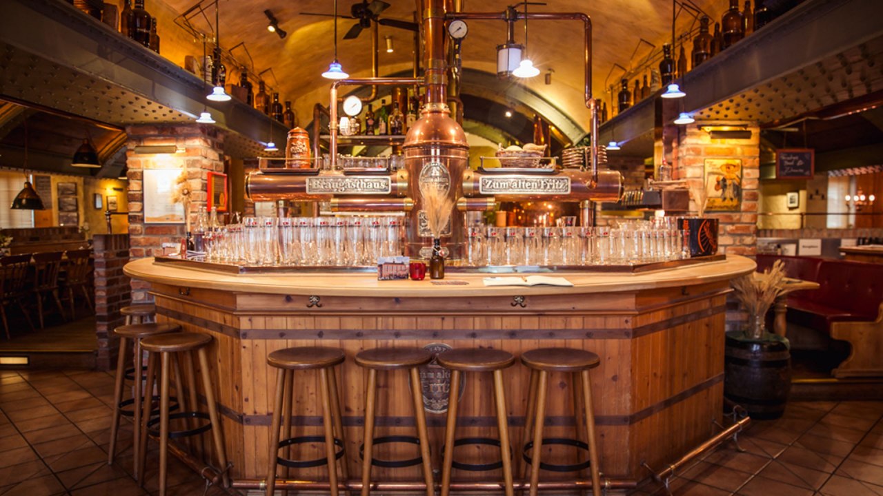 Koperkleurige bierketels en bar in het brouwerijcaf&eacute; "Zum alten Fritz". // &copy; BgH Alter Fritz/M. Kr&uuml;ger