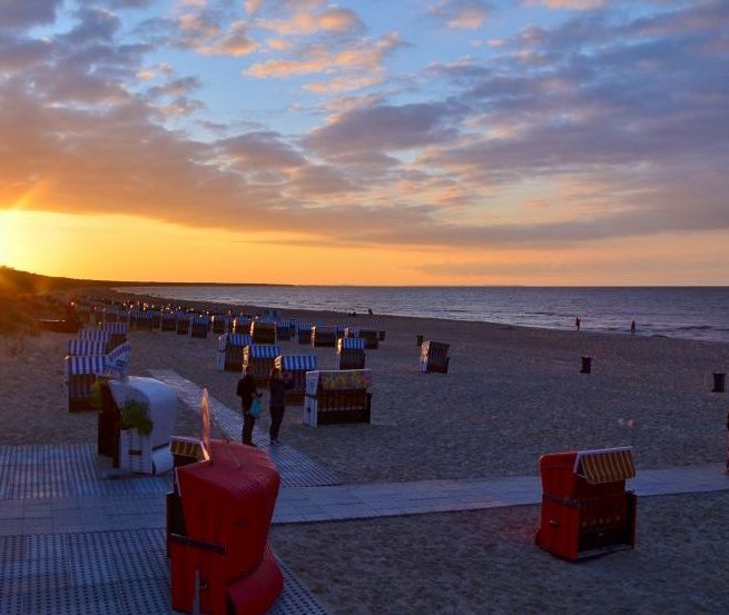 Romantische zonsondergang bij de drempelvrije strandopgang in de kustplaats aan de Oostzee Trassenheide // &copy; Eigenbetrieb Kurverwaltung Ostseebad Trassenheide