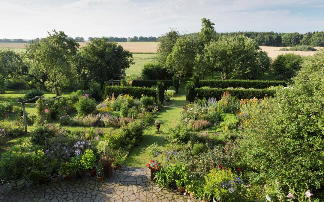 Vaste planten- en bloementuin in de "Historische Hoeve Kastanienhof"., © Dirk Endrulat