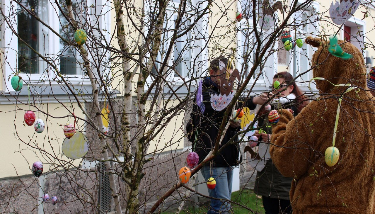 Easter tree decorating, © TZRW Easter tree decorating, © TZRW