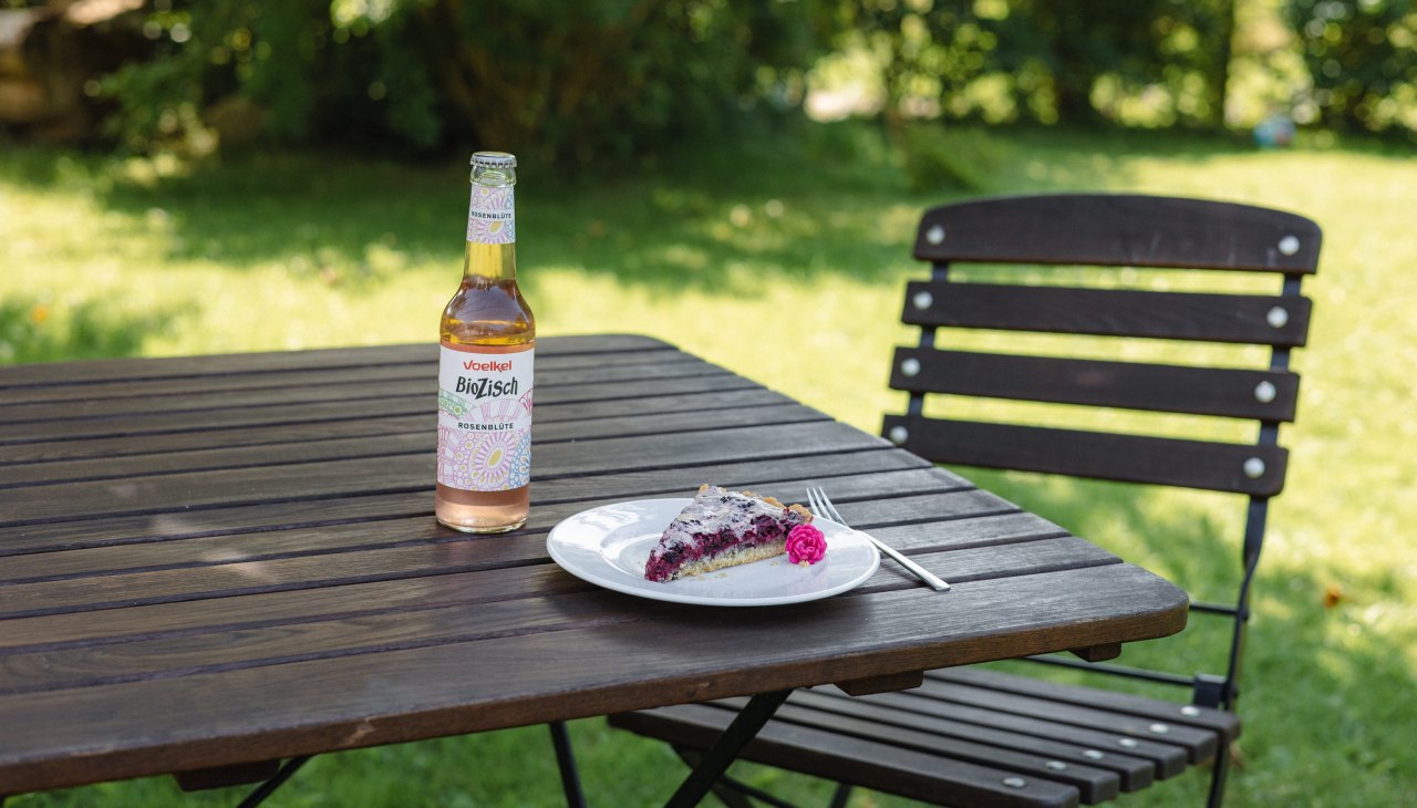 Our café at Gut Glück welcomes you with homemade cakes, hot and cold drinks, snacks and ice cream - all 100% organic, of course., © Karolin Vossbeck