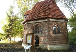 Kapelle Bessin im Herbst // &copy; Tourismuszentrale R&uuml;gen